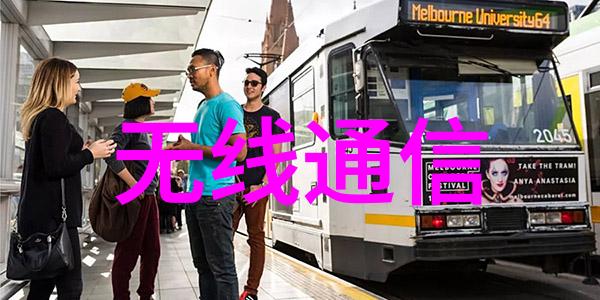 屋顶上的梦想瓦片檐口与遥望的天际